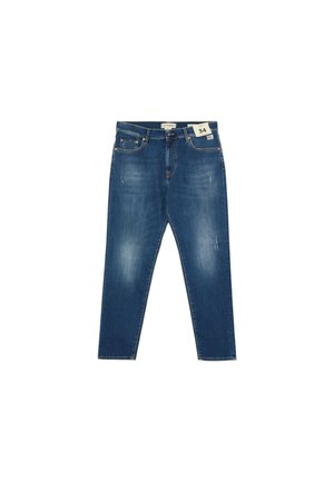 Blauwe denim jeans met lichte vervaging en slijtage, vijfzakkenmodel, maat 34 label bevestigd aan de tailleband.
