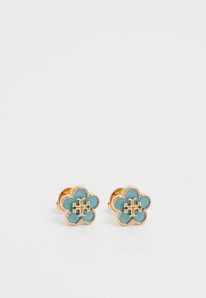 Boucles d'oreilles en forme de fleur en or avec un centre en émail turquoise et un design en relief de croix. Texture lisse avec une finition polie.