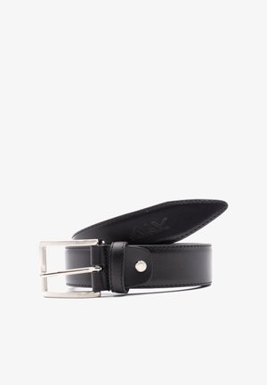 Zwarte leren riem met een glanzende zilveren gesp, voorzien van een gladde textuur en subtiele stiksels langs de randen. Verstelbare maat.