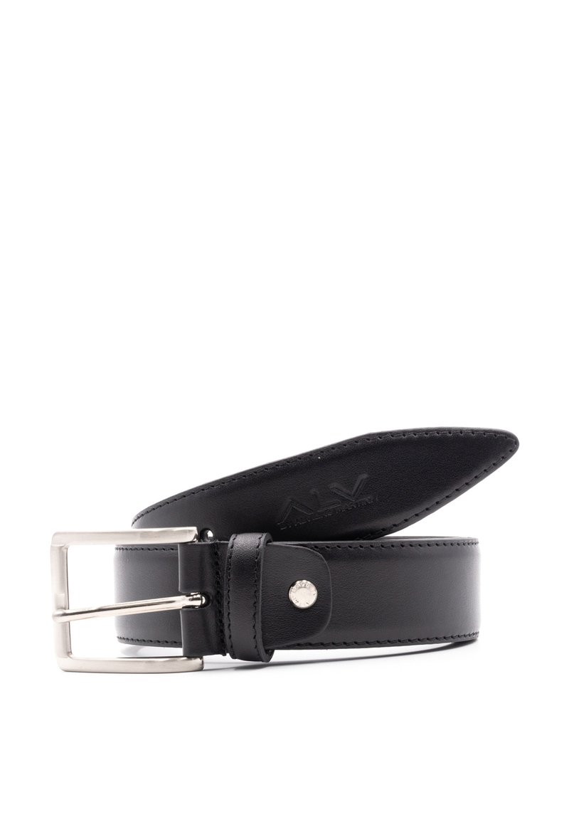 Zwarte leren riem met een glanzende zilveren gesp, voorzien van een gladde textuur en subtiele stiksels langs de randen. Verstelbare maat.