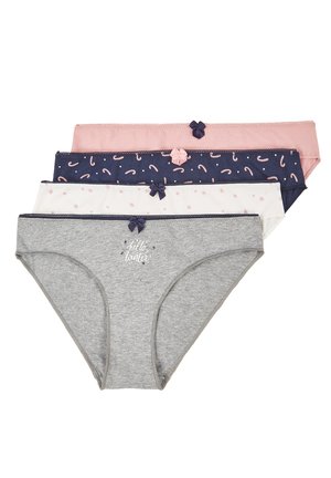 Vier paren damesondergoed: grijs met tekst, roze, marineblauw met patroon en wit met roze stippen, allemaal met strikjes en van zachte katoen.