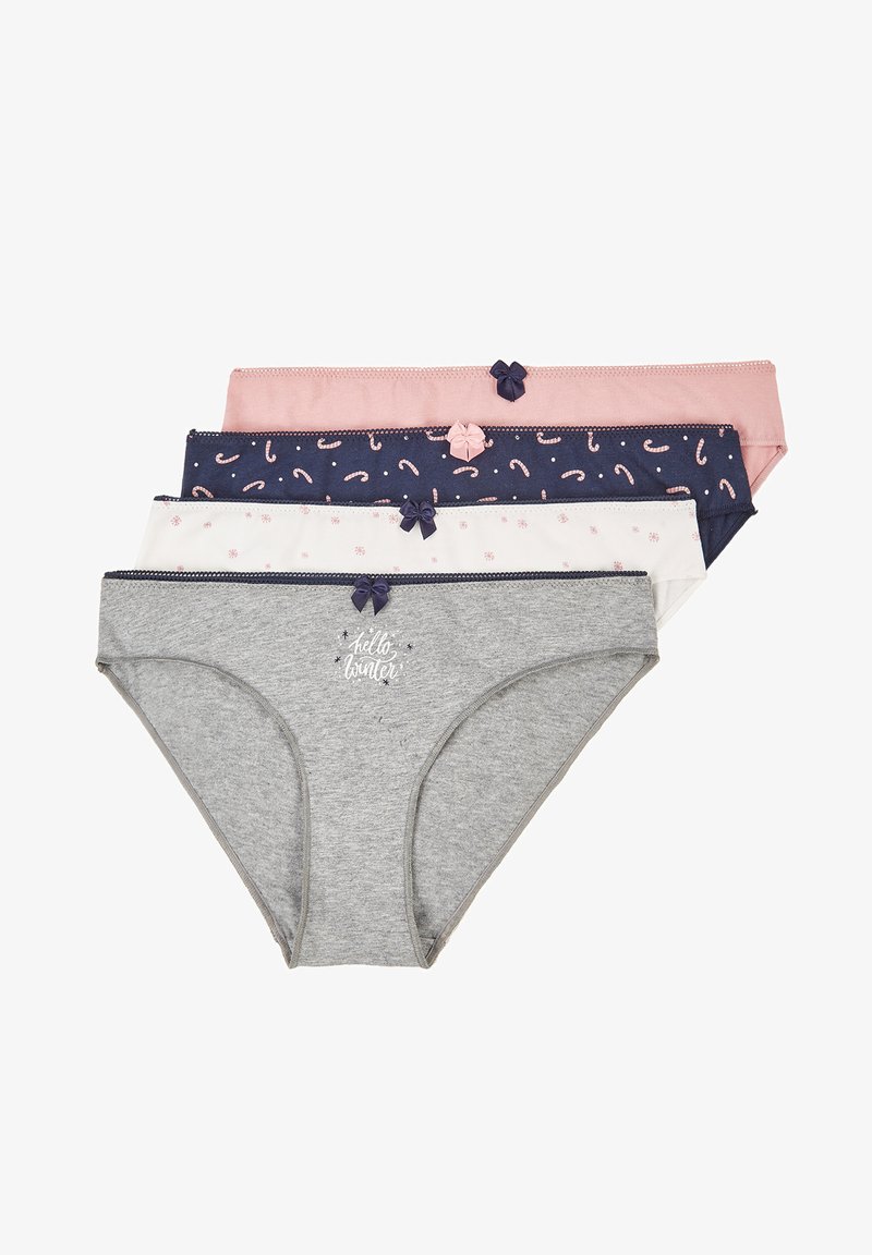Vier paren damesondergoed: grijs met tekst, roze, marineblauw met patroon en wit met roze stippen, allemaal met strikjes en van zachte katoen.