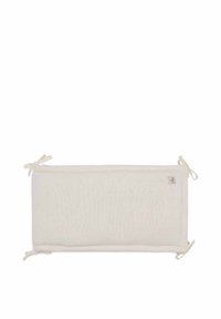 Bumper de lit en coton beige avec une surface texturée, des bords arrondis et des liens à chaque coin. Présente une petite étiquette de logo sur un côté.