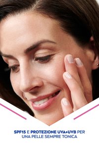 Pubblicità di un prodotto per la cura della pelle con una persona che applica il prodotto sulla guancia; texture della pelle naturale, illuminazione soffusa e toni neutri.