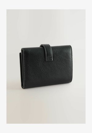 Mustmust nahkrahakott tekstureeritud pinnaga, millel on volditav klapp ja õmmeldud detailid, kompaktne ristkülikukuju.