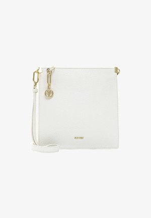 Biały skórzany plecak typu crossbody z teksturą, złotym zamkiem, regulowanym paskiem i detalem w postaci zawieszki. Minimalistyczny design z subtelnym logo.