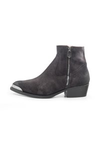 Stivali alla caviglia neri in suede con cerniera laterale, punta arrotondata e punte in tono argento. Presentano un tacco a blocco e una texture liscia.