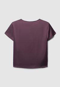 Top a maniche corte in satin viola scuro, con scollatura rotonda e texture liscia, dalla vestibilità ampia, che mostra il design sul retro.