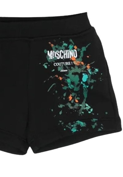 Pantaloni corti neri con un motivo di schizzi colorato in turchese e arancione, con "Moschino Couture" stampato in bianco sul davanti.