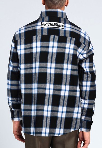 Camicia a quadri in nero, grigio e blu; presenta un orlo arrotondato e un'etichetta sul retro con "RICHMOND"; realizzata in un materiale testurizzato.