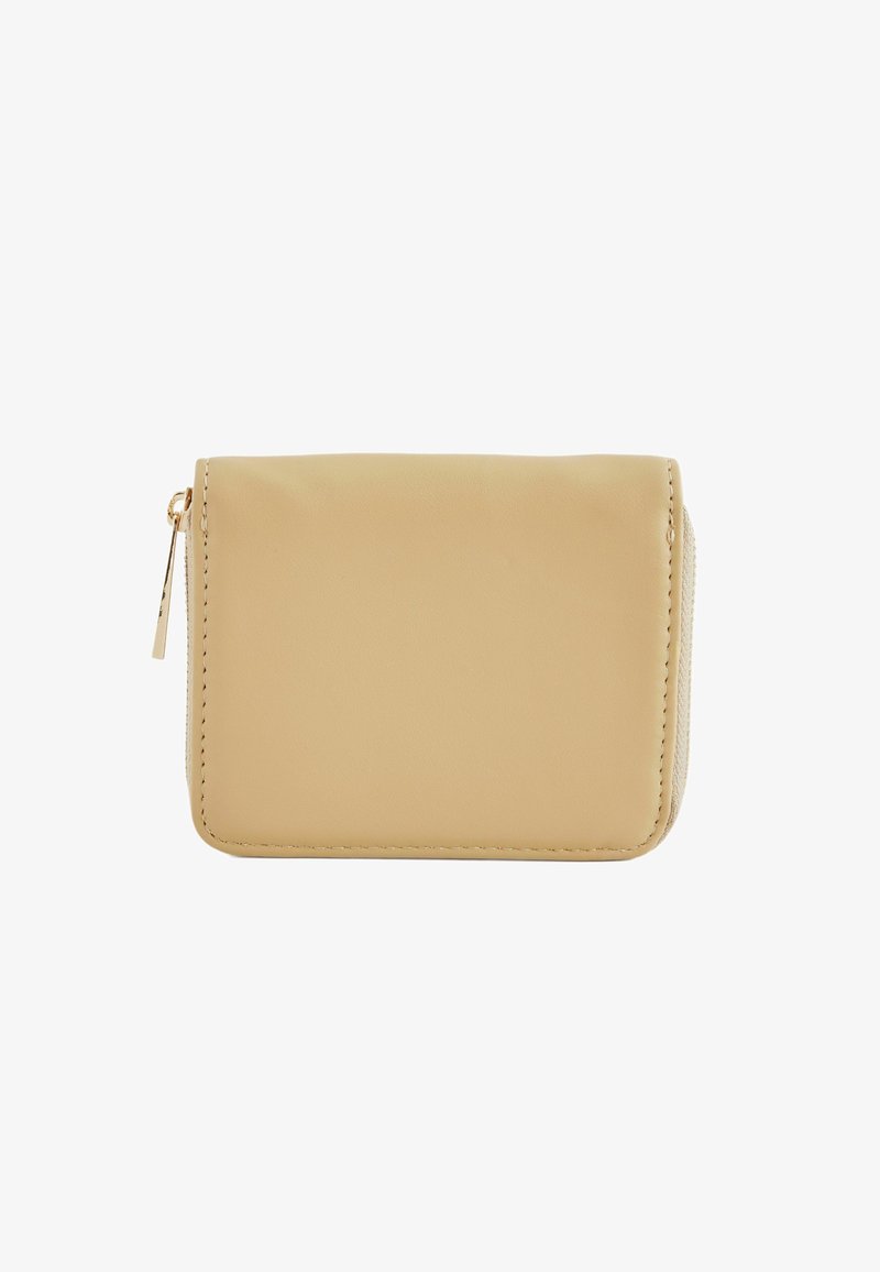 Beige faux leren portefeuille met een ritssluiting, rechthoekige vorm, minimale stiksels en een subtiele glanzende afwerking.