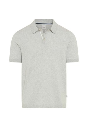 Polo gris clair à manches courtes avec patte de boutonnage à deux boutons, col doux et texture subtile, étiquette Brax à l'intérieur du col.