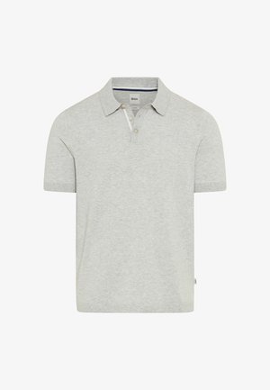 Polo gris clair à manches courtes avec patte de boutonnage à deux boutons, col doux et texture subtile, étiquette Brax à l'intérieur du col.