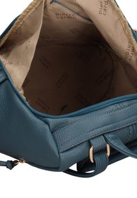 Borsa a mano in pelle blu con finitura testurizzata, rivestimento interno beige con marchio ripetuto. Chiusura con cerniera e dettagli decorativi in metallo.