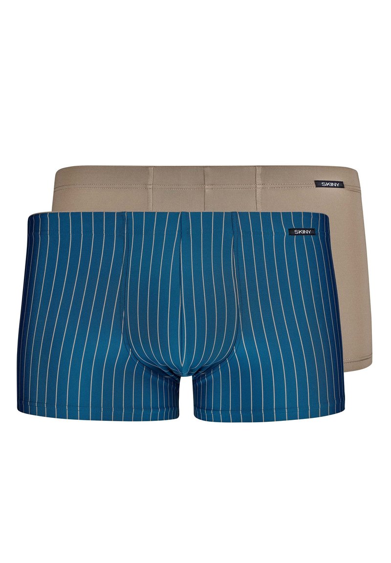 Zwei Paare Herren-Boxershorts: eine in Marineblau mit weißen vertikalen Streifen und die zweite in einfarbigem Beige. Beide verfügen über elastische Taillenbänder.