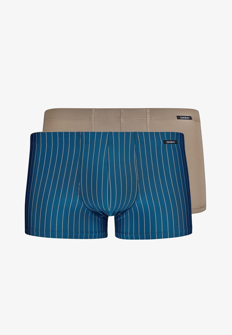 Zwei Paare Herren-Boxershorts: eine in Marineblau mit weißen vertikalen Streifen und die zweite in einfarbigem Beige. Beide verfügen über elastische Taillenbänder.