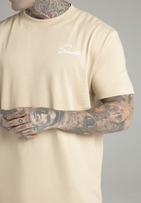 SIKSILK SCRIPT  - Nyomott mintás póló - beige