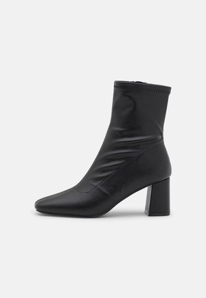 Kotníkové boty - black
