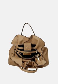 Borsa in pelle tan con parte superiore arricciata, fodera interna nera e tasca con zip. Presenta doppi manici e un accento in hardware color oro.