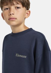 Donkerblauw sweatshirt gemaakt van een katoenmix met een geribde ronde hals. Voorzien van een geborduurd "Element" logo in lichtgeel op de borst.