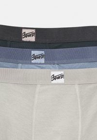 Pamut boxer shorts szürke, navy és fekete színben, elasztikus derékpánttal. Minden derékpánton egyedi címke található fekete logóval.