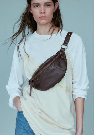 PULL&BEAR Gürteltasche - brown