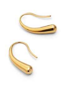 Ein Paar glatte, gebogene goldene Ohrringe mit abgerundeten Enden, die zum Durchstecken in gepiercte Ohren entworfen wurden.