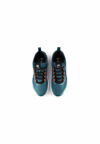 Sportskor med en teal nätövre, svart foder, orange detaljer och justerbara snören. Har en vit sula och dragflik.