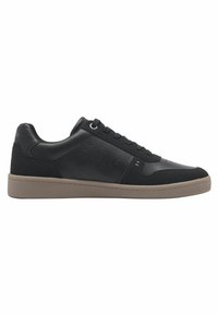 Must have siled nahk üleosa ning perforatsioonidega mustad tennisekingad. Omavad kummipõhja, nööridega kinnitamist ning diskreetset brändingut kannal.
