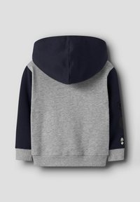 Grå sweatshirt med marinblå huva och ärmar. Funktioner inkluderar ribbstickade muddarna och nederdelen. Baksidan visar ett mönster med rundade element i mörka nyanser.