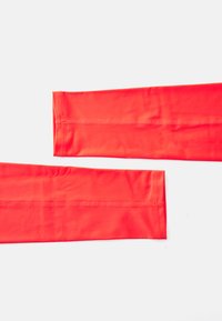 Røde sportsarmer, laget av glattes, elastisk materiale, har flate sømmer og ferdige kanter. De er designet for komfort og fleksibilitet.
