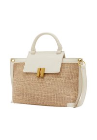 Borsa a tracolla in paglia tessuta beige con una pattina solida color crema, chiusura in metallo dorato e doppi manici. Presenta una tracolla regolabile.