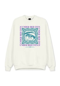 Mikina s okrúhlym výstrihom v off-white farbe s veľkým grafickým motívom oka obklopeným štvorcovým vzorom a textom "UNDER HER EYES" v purpurovej farbe.