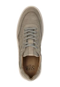 Grijze suède sneakers met een getextureerd slangenprintdetail, ronde neus, platte veters en een lichte tan binnenvoering. De zool is wit en licht afgerond.