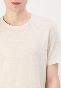 Lys beige bomull crew-neck t-skjorte med korte ermer, med en myk tekstur og en uformell passform uten mønstre eller grafikk.