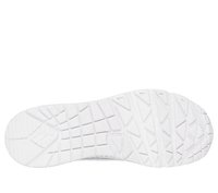 Semelle de sneaker blanche avec un fond en caoutchouc texturé affichant un motif géométrique pour une meilleure adhérence. Comprend une légère courbure au niveau du talon.