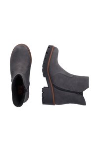 Botas tobillo grises de cuero con acabado texturizado. Cuentan con un cierre lateral y una suela gruesa y estriada para mayor tracción.