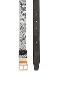 Curea cu un design texturat în alb și negru cu model de șarpe, prevăzută cu o cataramă pătrată aurie și o curea netedă neagră cu găuri.