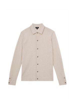 Camicia beige a maniche lunghe con colletto a punta, chiusura frontale con bottoni e bottoni coordinati; texture liscia e vestibilità sartoriale.