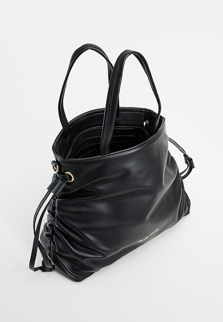 Bolso tote de piel negra con un diseño suave y fruncido, doble asa de hombro y acentos en dorado. El interior cuenta con múltiples compartimentos.