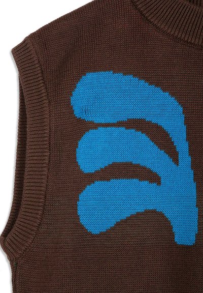Haut sans manches marron en tricot avec de grandes formes abstraites bleues tricotées sur le devant, avec des bords côtelés aux emmanchures et à l'encolure.