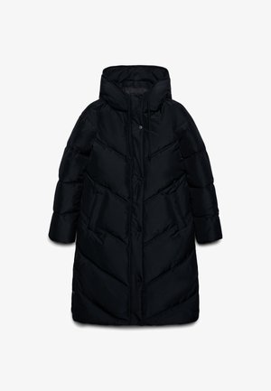 Lungo cappotto invernale imbottito nero con cappuccio, bottoni a scatto frontali, tasche laterali e motivo di trapuntatura diagonale.