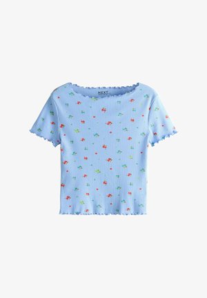 Bluză scurtă albastru deschis, cu mâneci scurte, cu dungi și imprimeu mic floral roșu, verde și albastru, cu margini volanate la mâneci, decolteu și tiv.