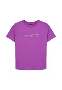 T-shirt di cotone viola con un design frontale di cinque fiocchi delineati da paillettes argentate. Maniche corte e scollatura rotonda.