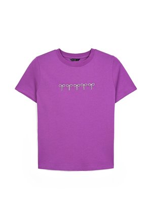 T-shirt di cotone viola con un design frontale di cinque fiocchi delineati da paillettes argentate. Maniche corte e scollatura rotonda.