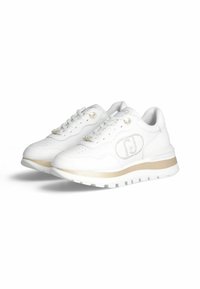 Sneakers bianchi in pelle con un accento dorato sulla suola, caratterizzati da dettagli perforati, lace-up frontale e decorazione del logo sul lato.