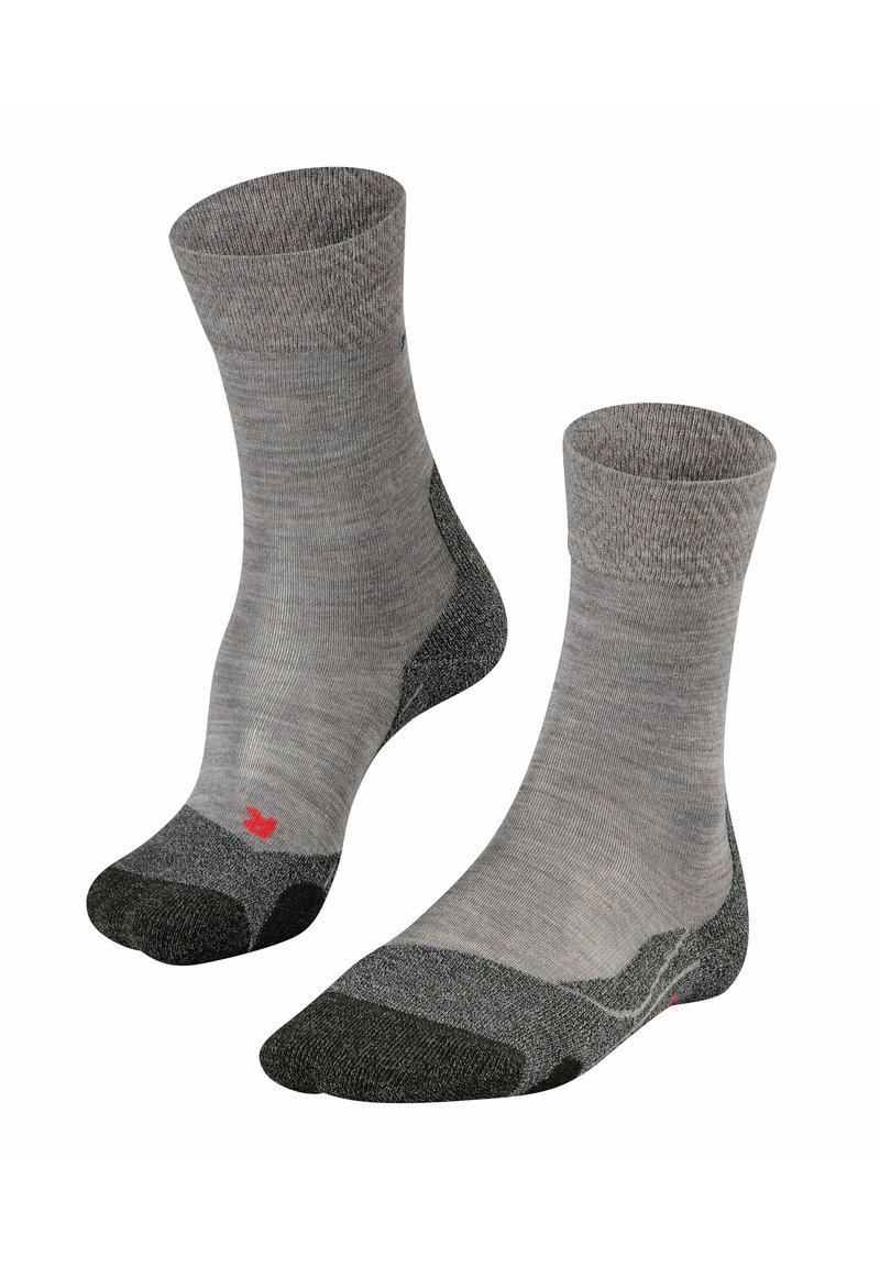 Calcetines de lana gris con la puntera y el talón en un gris oscuro en contraste, con puños acanalados y un pequeño logo rojo en el lateral. Textura suave.
