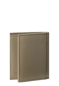 Portafoglio in pelle bifold di colore oliva tenue, caratterizzato da una superficie morbida e strutturata e da cuciture semplici lungo i bordi, senza componenti in metallo visibili.