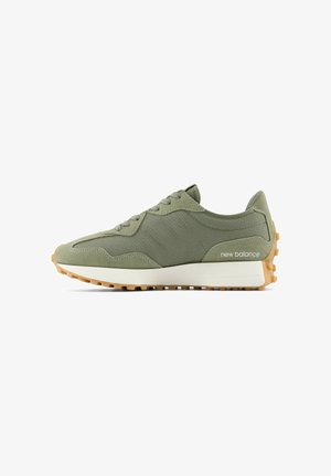 Groene textielsneaker met een gevoerde kraag en vetersluiting. Beschikt over een witte middenzool en een getextureerde gumrubberen buitenzool voor grip.