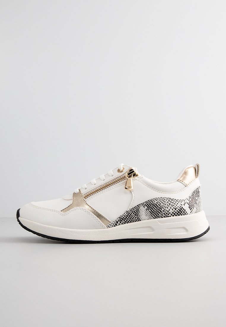 Zapatilla blanca con detalles dorados y un estampado de serpiente negra texturizada en el talón. Cuenta con cierre de cremallera y suela negra contrastante.